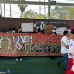 IRRUMPEN JÓVENES ENCAPUCHADOS EN EVENTO OFICIAL PARA DEMANDAR JUSTICIA Y SEGURIDAD