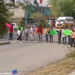 PADRES CIERRAN CARRETERA Y CORREN A PROFESOR