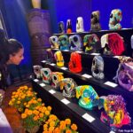 ENTRE VELAS, OFRENDAS Y CABEZAS DE GUACAMAYA, 25 ARTISTAS INAUGURAN “EXPO” QUE UNE TRADICIÓN Y SOLIDARIDAD EN CUERNAVACA