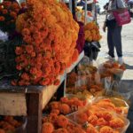 CEMPASÚCHIL, VELADORAS, CRUCES, PAN, CALABAZAS, LLENAN CALLE CÉNTRICA EN ZACATEPEC